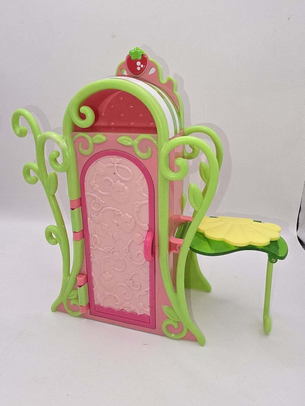 2009 Hasbro Strawberry Shortcake Berry Sweet Styles Wardrobe Closet